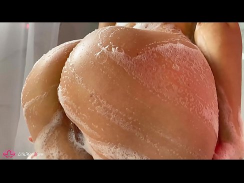 ❤️ Brunetė masturbuoja putytę su vibratoriumi iki intensyvaus orgazmo duše Gražus porno prie mūsų ﹏