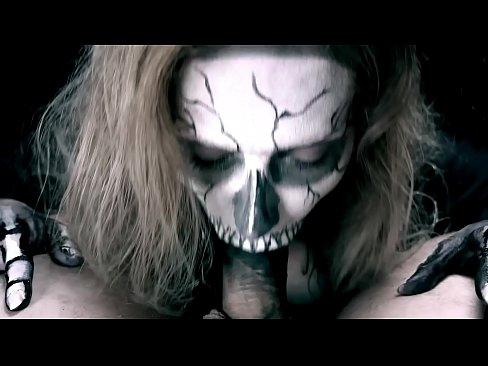 ❤️ Demoniška mergina čiulpia varpą savo juoda burna ir ryja spermą. Gražus porno prie mūsų ﹏